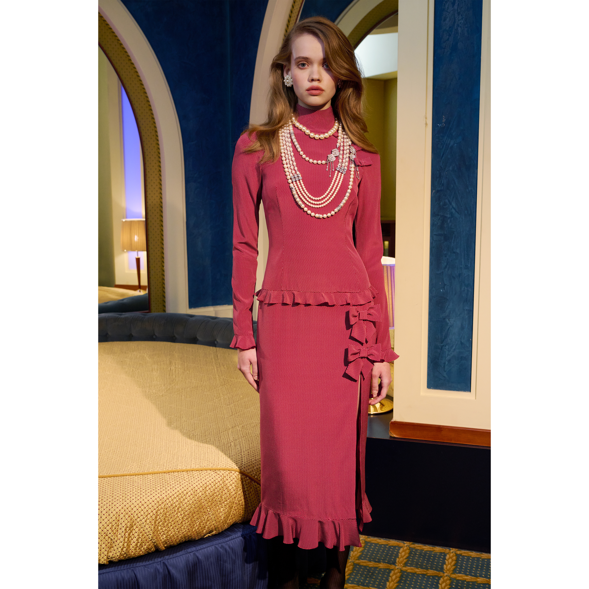 Pearl necklace finished with a crystal-embellished clasp in gold-tone metal.

Featured in the Fall Winter 2026 Lookbook.