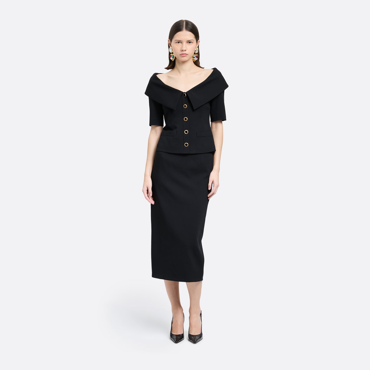 Black wool crêpe pencil skirt with a back split.

Look 30 – Fall Winter 2026 Lookbook.