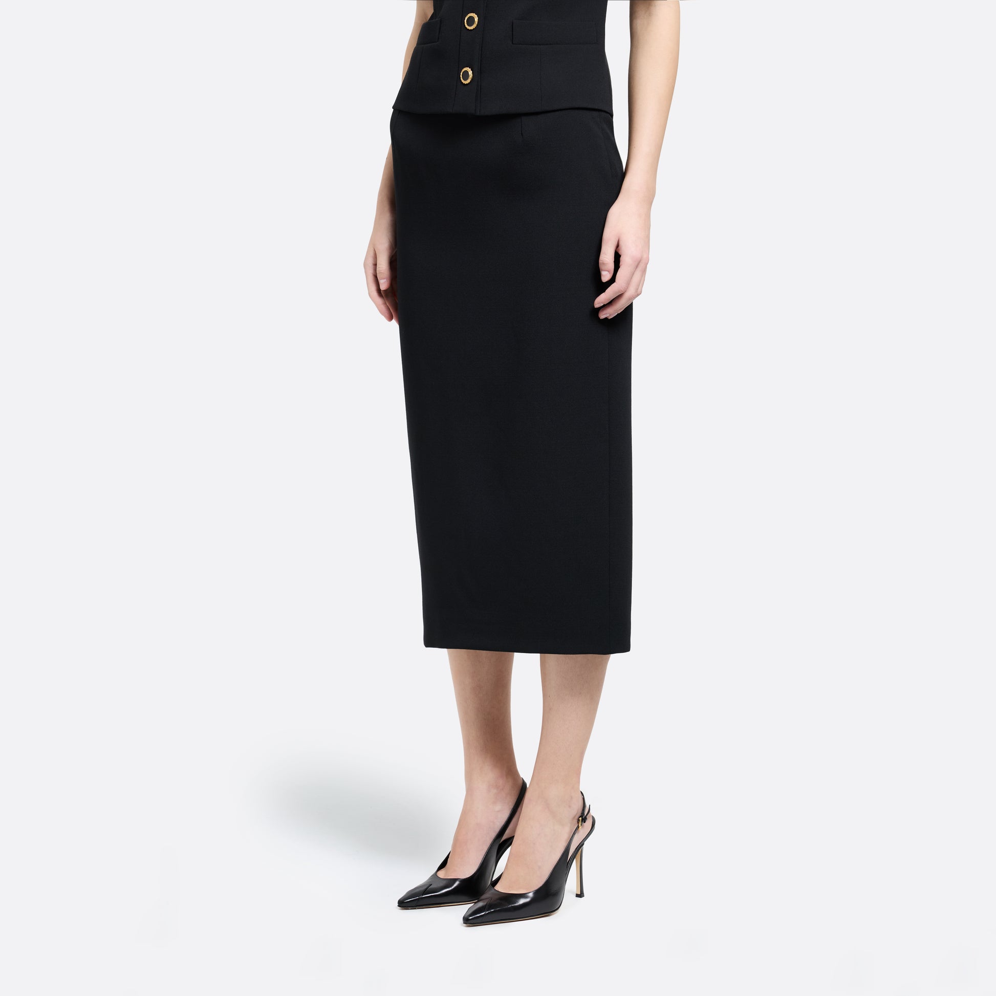 Black wool crêpe pencil skirt with a back split.

Look 30 – Fall Winter 2026 Lookbook.