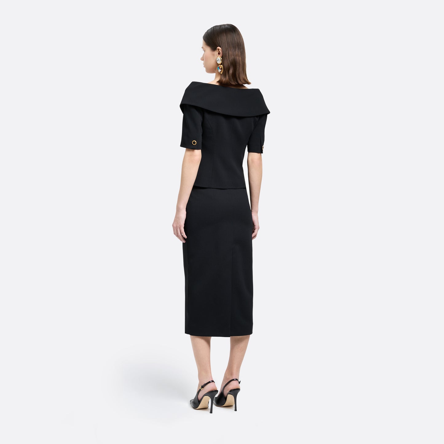 Black wool crêpe pencil skirt with a back split.

Look 30 – Fall Winter 2026 Lookbook.