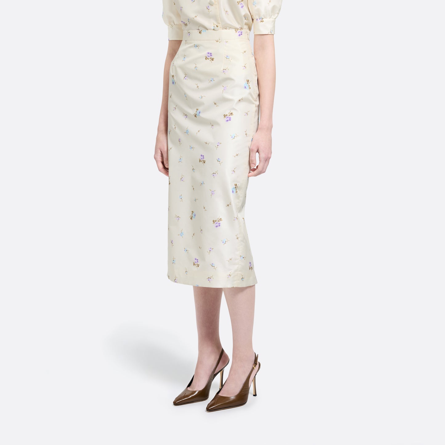 Floral-print white silk taffeta pencil skirt with a back split.

Look 4 – Fall Winter 2026 Lookbook.