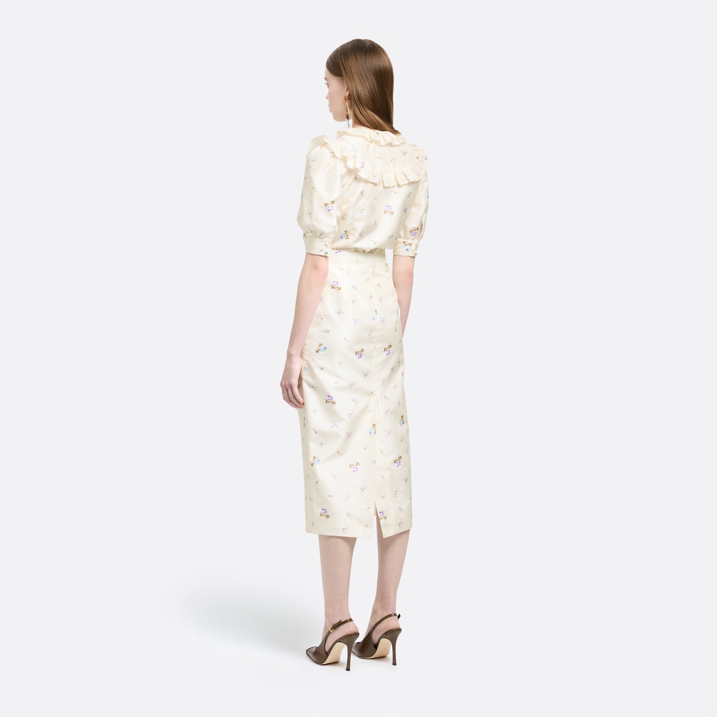 Floral-print white silk taffeta pencil skirt with a back split.

Look 4 – Fall Winter 2026 Lookbook.