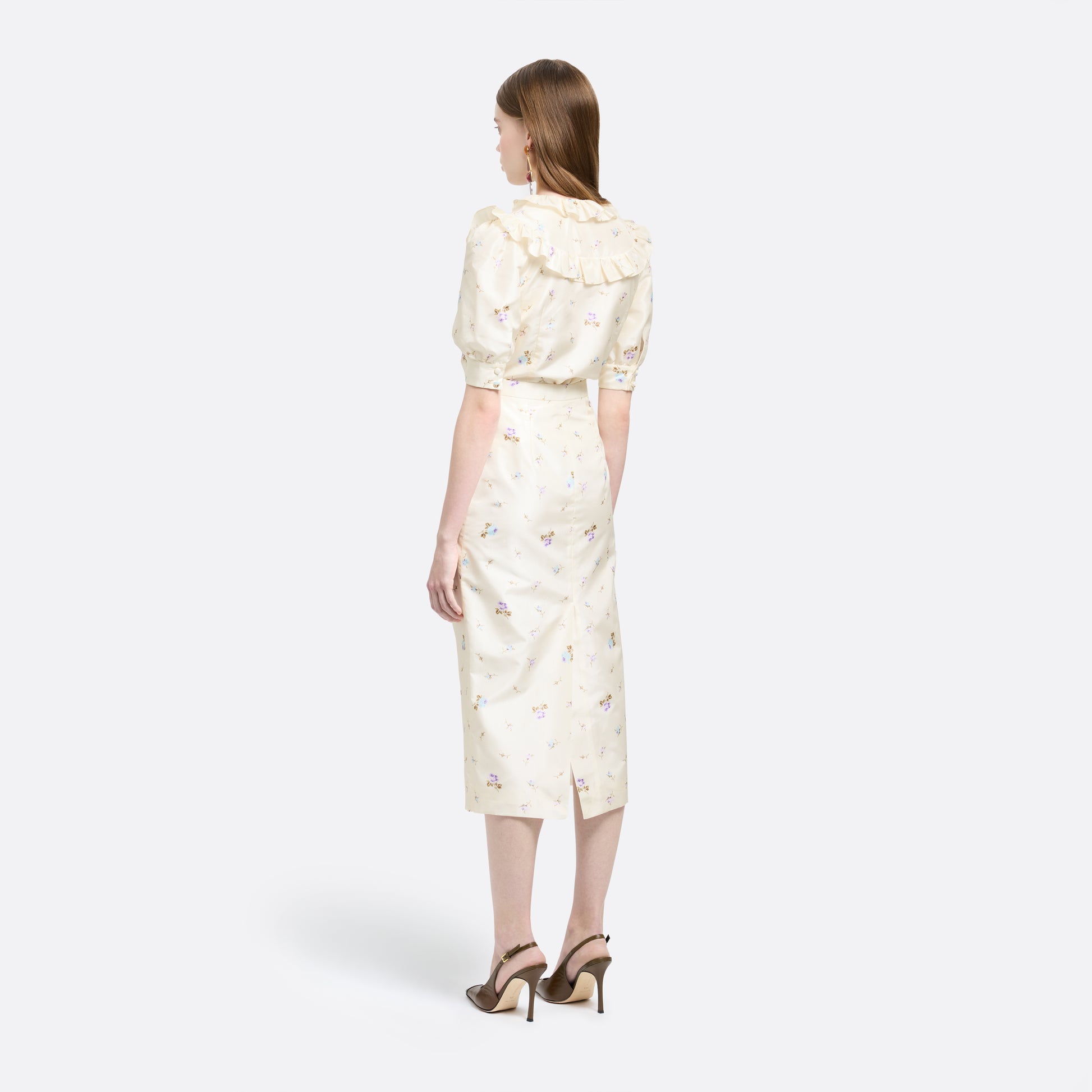 Floral-print white silk taffeta pencil skirt with a back split.

Look 4 – Fall Winter 2026 Lookbook.