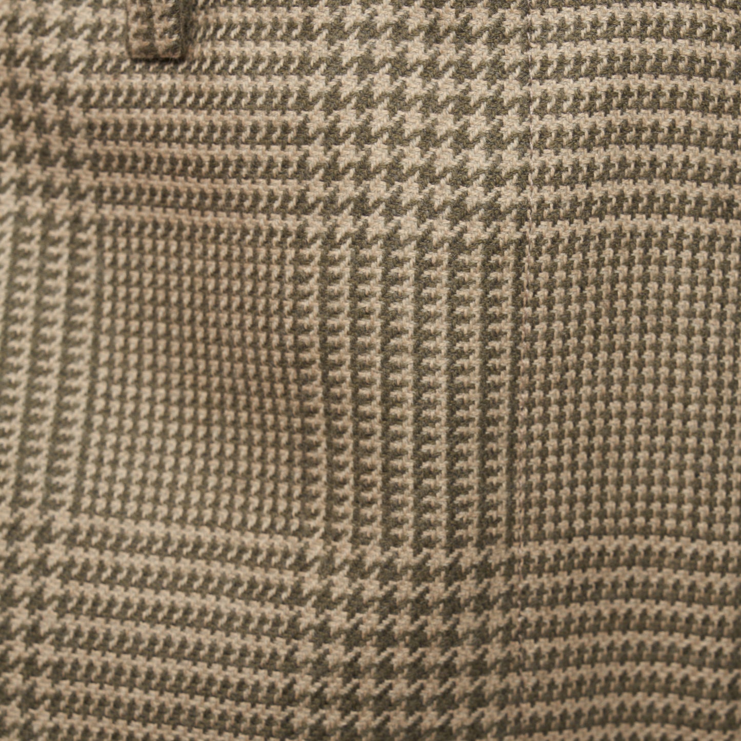Green and beige Prince of Wales wool tailored shorts with pockets.
