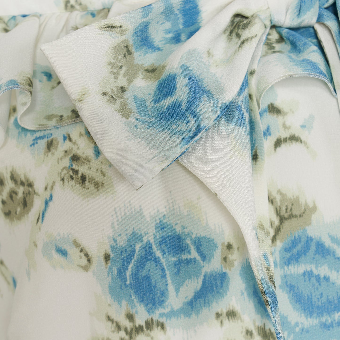 Light blue and white floral-print silk crêpe de chine midi dress with a high neckline and bow detail. With a fitted silhouette, it is finished with ruffle-trimmed short sleeves and a slim belt.

Look 14 – Fall Winter 2026 Lookbook.