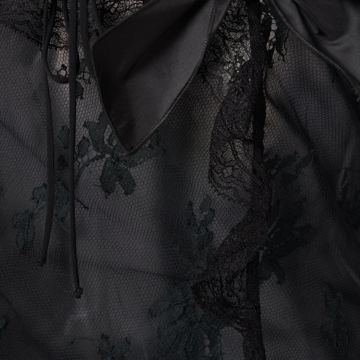Black chantilly lace evening dress with lace inlay, featuring puff sleeves and a back split. Finished with lace trims and silk bows.

Look 21 – Fall Winter 2026 Lookbook