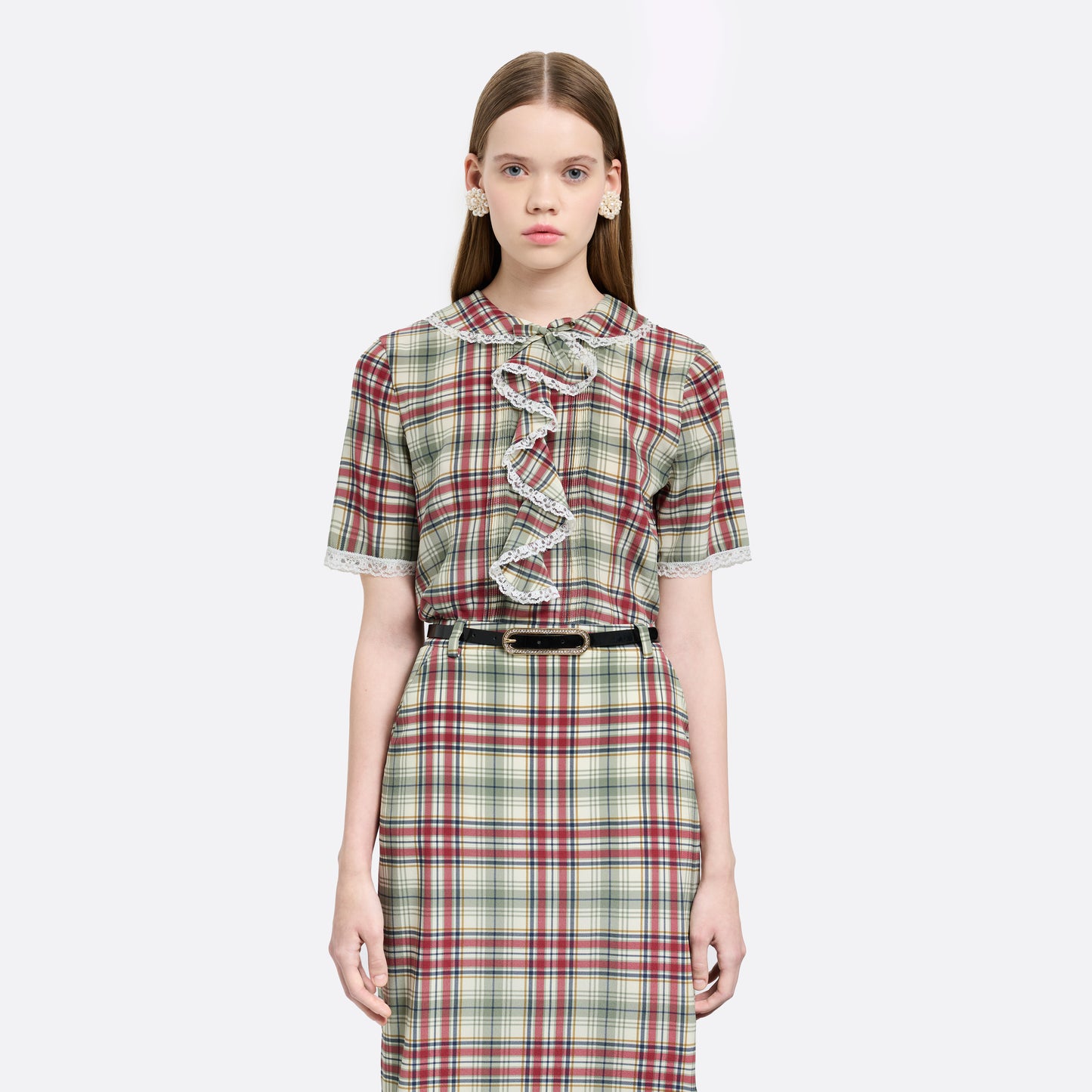 Red and green tartan-print  silk crêpe de chine blouse with small collar, jabot and short sleeves all trimmed in white lace. The blouse is fastened with a back button closure.

Look 32 – Fall Winter 2026 Lookbook.