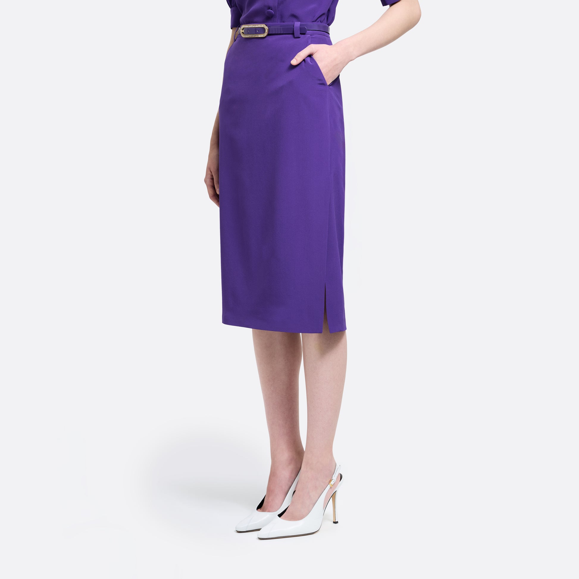 Purple silk crêpe de chine pencil skirt with pockets and a side split.

Look 7 – Fall Winter 2026 Lookbook.
