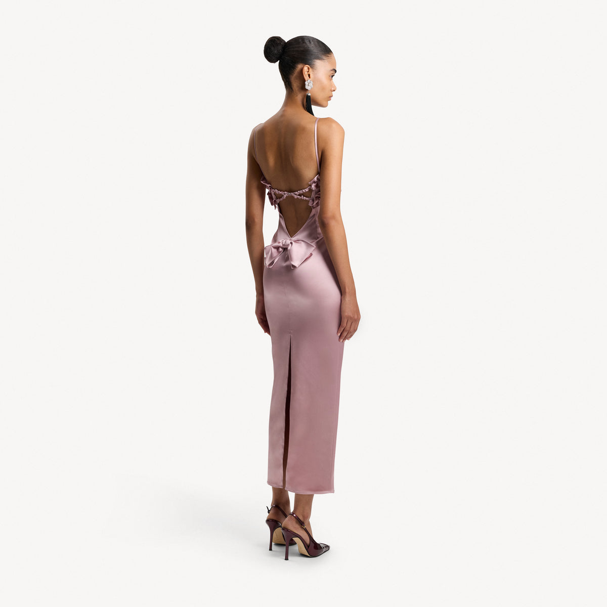 Mauve stretch duchesse evening dress featuring an open back with spaghetti straps and silver-tone back fastening. Finished with ruched trims and a bow detail.

Look 19 – Spring Summer 2027 Lookbook